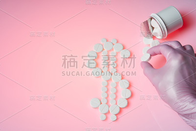 一美元马克，白色药丸从粉红色背景的白色瓶子里溢出来，医生拿着白色药丸。医学概念商业。