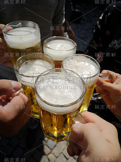 五杯啤酒