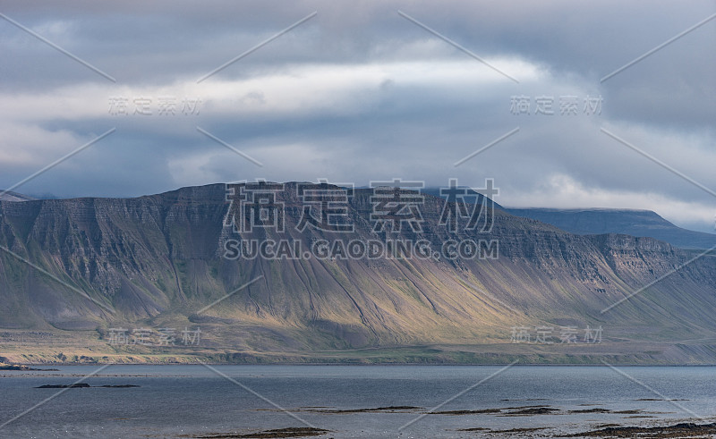 冰岛西峡湾多云的天空景观。