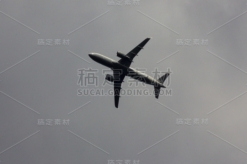 6月，德国南部一个阳光明媚的日子，现代喷气式飞机在高空飞行