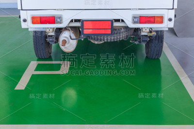 绿色停车场的汽车