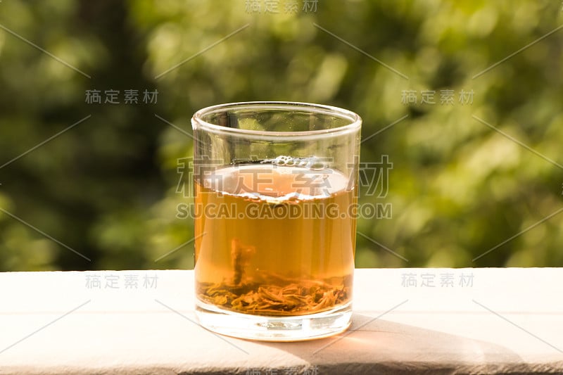 透明玻璃杯中的绿茶