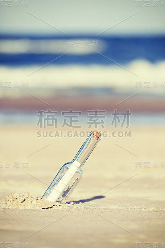 海滩上的一个瓶子里的复古信息。