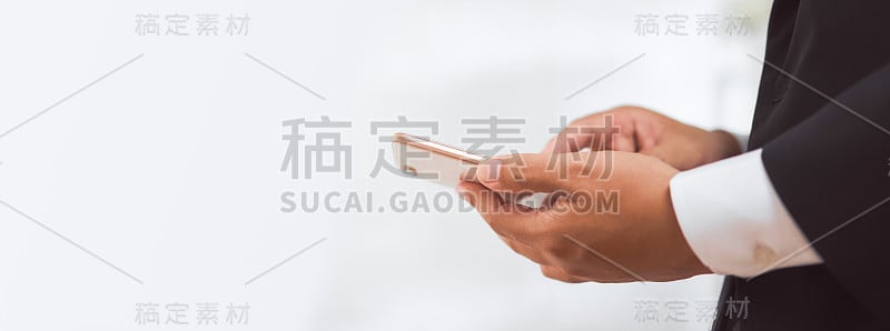 手的特写使用智能手机和键入信息分配工作给员工。