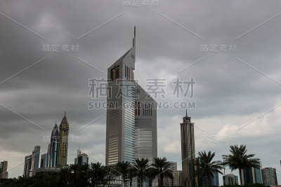 令人惊叹的阿联酋塔，双子摩天大楼。从Sheikh Zayed路，住宅和商业天际线，迪拜，阿联酋