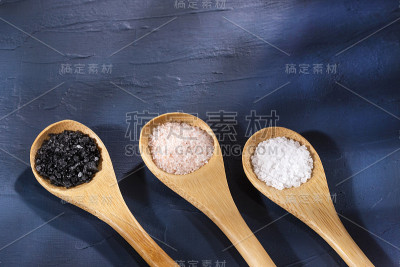 各种不同的海盐，夏威夷黑色和粉色来自喜马拉雅山脉