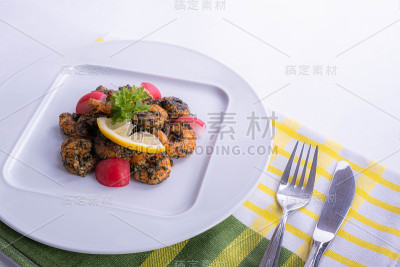 桌上有一盘白盘子盛着虾