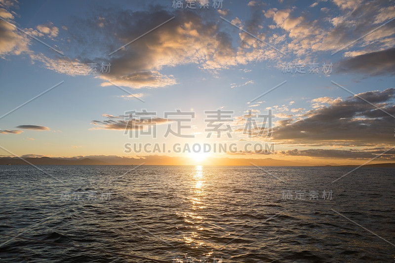 俄罗斯堪察加半岛阿瓦查湾上空的金色夕阳。