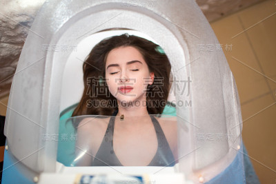 年轻美丽的女人和水疗胶囊