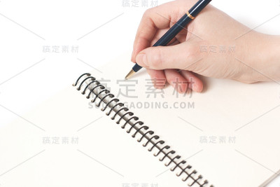 手里拿着笔，白底笔记本