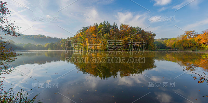 秋天的早晨，奥地利斯蒂里亚地区格拉茨附近的塔尔湖。全景。