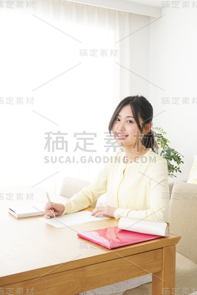 年轻女子在家学习