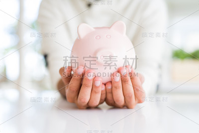 男人抱着安全的储蓄罐，概念保险
