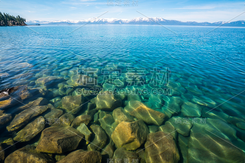 加州太浩湖清澈的湖水和光线