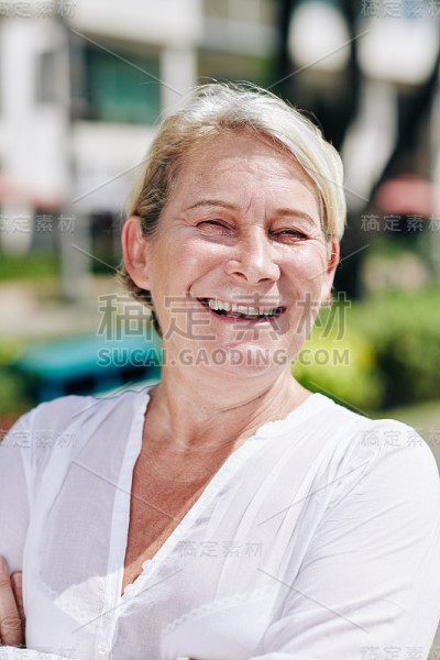 笑着高级的女人