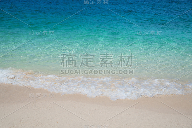 白色沙滩上的热带海滩海浪