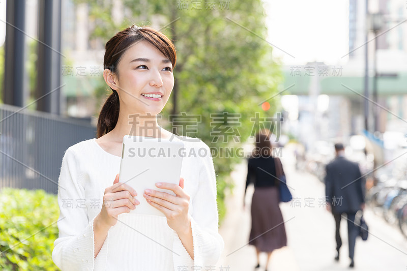 亚洲女人看平板电脑