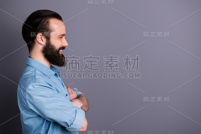 迷人的家伙的侧面照片工人看拷贝空间休息放松与同事在工作日交叉双手穿时尚的衣服孤立在灰色背景