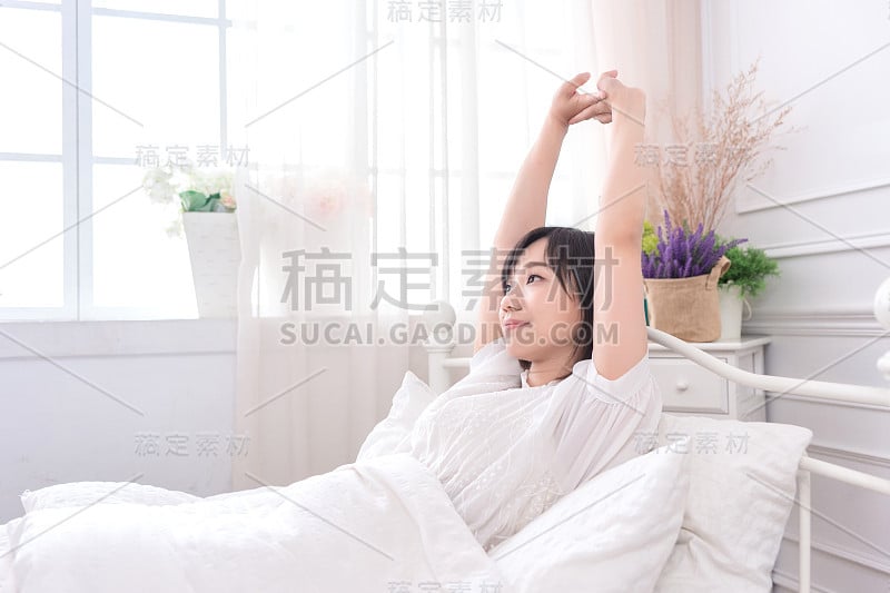 肖像美丽的亚洲年轻女子睡在床上枕着舒适和快乐的休闲，女孩以放松为健康和生活方式的理念。