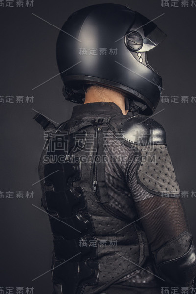 骑摩托车的人戴着头盔，背上有保护。