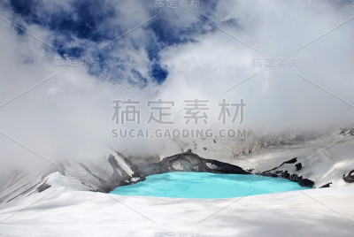 鲁阿佩胡山顶的火山口湖