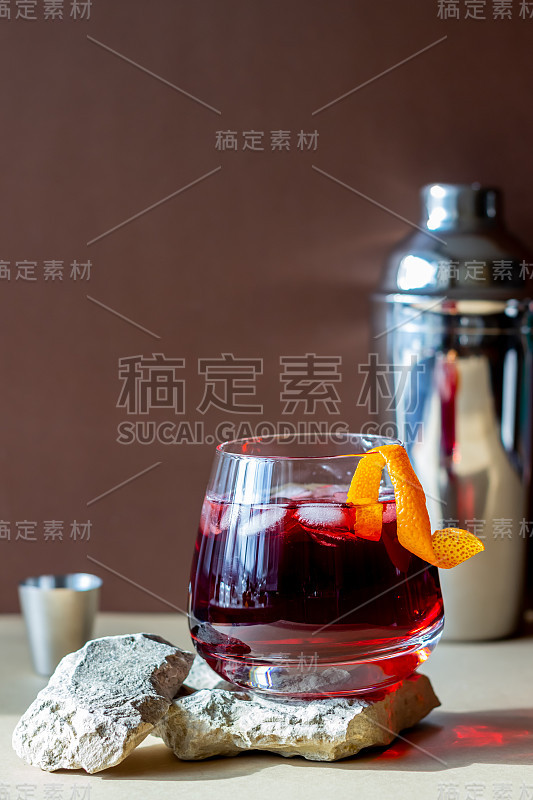 内格罗尼酒鸡尾酒。苦，杜松子酒，苦艾酒，冰。酒吧。菜谱。酒精饮料。