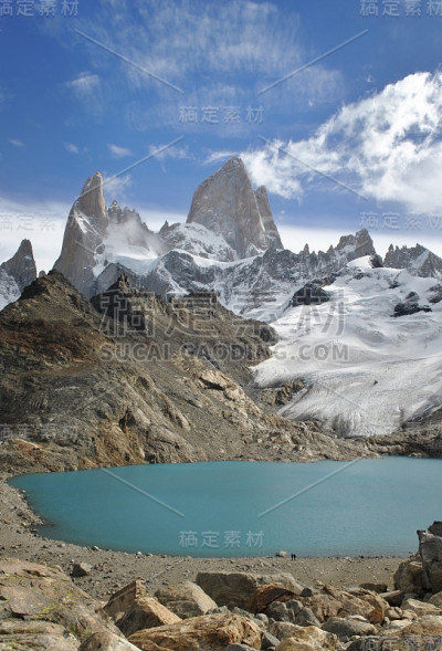 两个徒步旅行者站在巨大的菲兹·罗伊前面