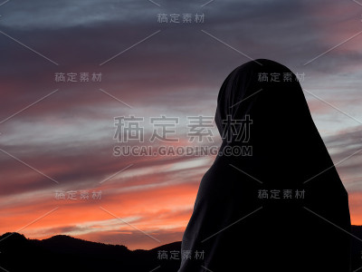 从后面穿罩袍的女人，还有文案