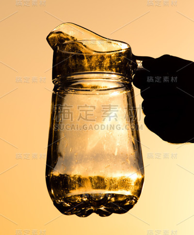 玻璃壶在美丽的日落