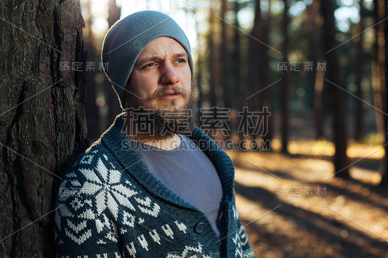 一个留着胡子的时髦游客在森林里的肖像