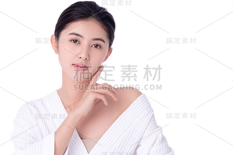 肖像美丽年轻的亚洲女人干净清新裸露的皮肤概念。亚洲女孩美容面部护肤保健，面部护理，完美肌肤，自然妆容