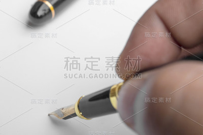 男人的选择焦点是用钢笔签名