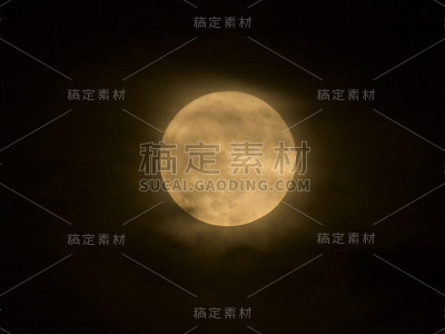 云后的满月