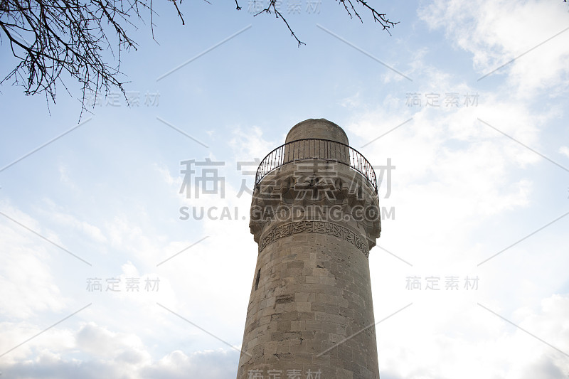 阿塞拜疆巴库老城的空旷街道。古老的城市巴库。市中心的建筑。