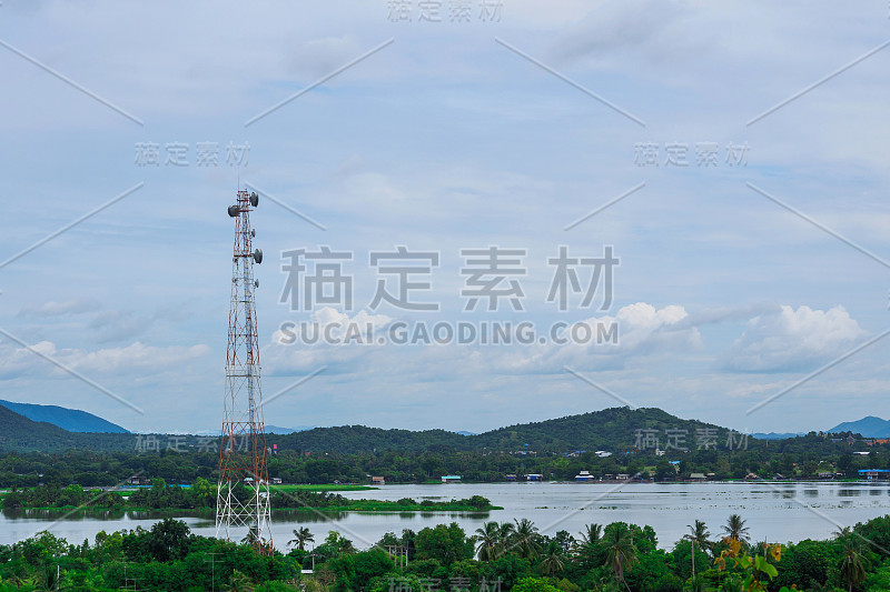 湖边的电视天线和手机天线