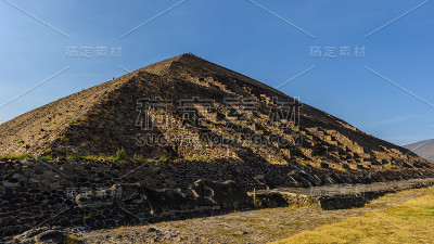 壮观的太阳金字塔是特奥蒂瓦坎最大的建筑，也是中美洲最大的建筑之一。