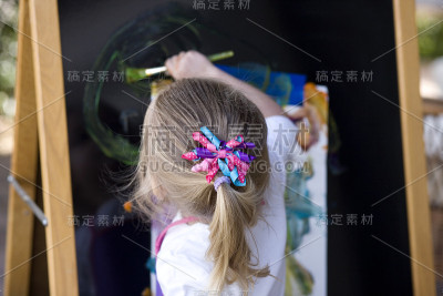快乐的小女孩在户外画画