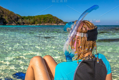 在热带海滩上放松的浮潜者