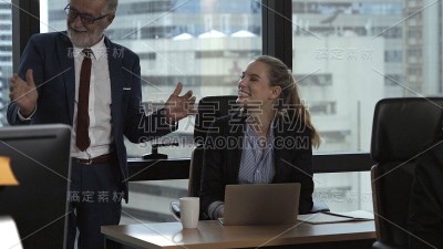 高级经理给年轻女工提供建议。