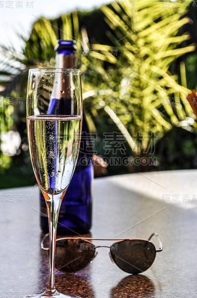 桌上放两杯普罗赛克酒和太阳镜。家里的夏日时光