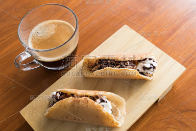 香蕉咖啡煎饼卷和咖啡杯。