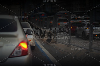 在黑暗的天空背景下，清晨交通高峰期车辆堵塞