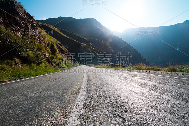 夏天的公路旅行。美丽的风景和一条山路的景色。罗马尼亚。Transfagarasan“n