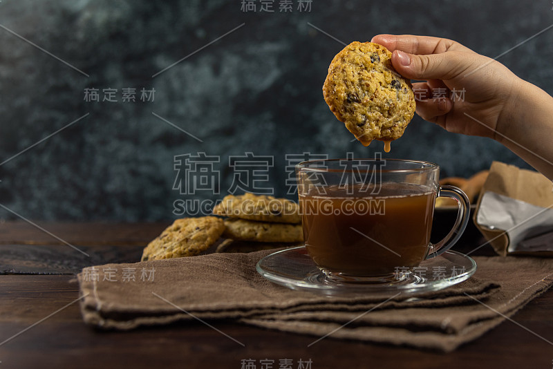 自制燕麦饼干加一杯可可