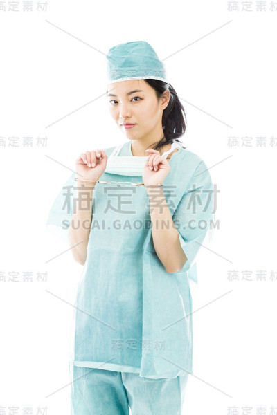亚洲女外科医生，穿着蓝色制服，双手戴着手铐