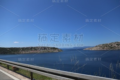 在公路上跑步的时候