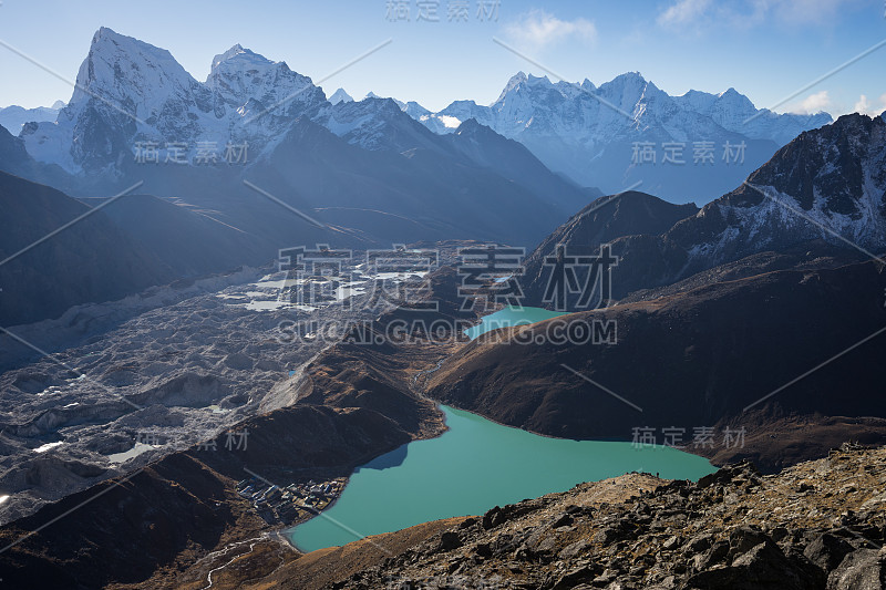 在尼泊尔珠穆朗玛峰地区的悟空里，清晨日出时悟空山谷的美丽风景