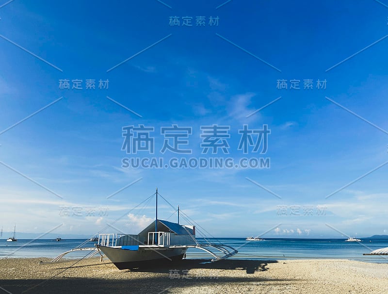 美丽的白色船舶特写在蓝色平静的海和天空与云的背景。地平线上的船只。阳光明媚的夏天的天气。舒适的沙滩