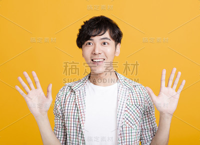 惊喜的亚洲年轻人