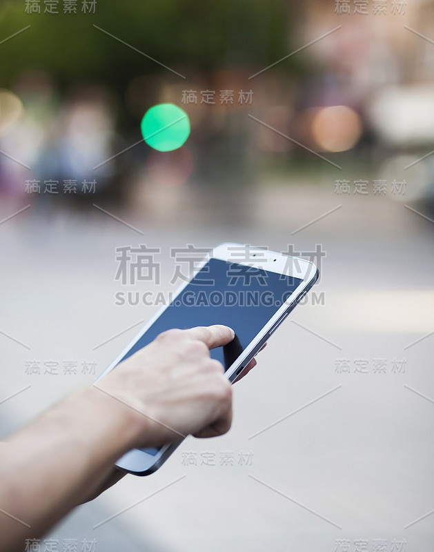 手持平板电脑。